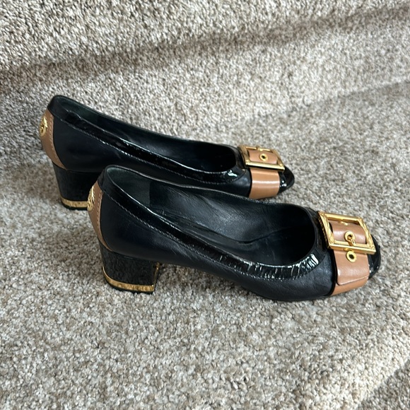 Lady size 8 1/2 medium Tory Burch black and beige pumps with gold detail - Picture 4 of 10